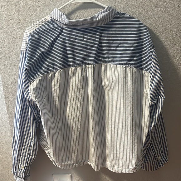 American Eagle Semi Cropped Button up - Picture 2 of 2